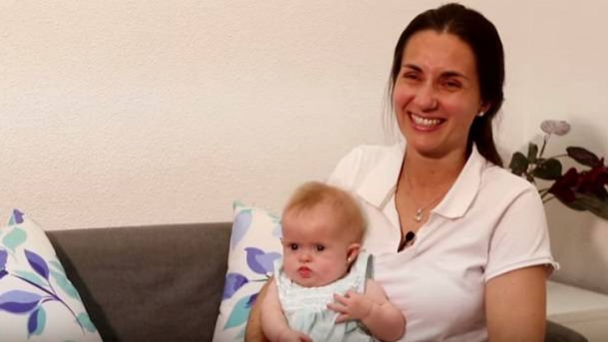 Tatiana con su hija menor, María José, que nació una vez que ya había fallecido su marido Facundo