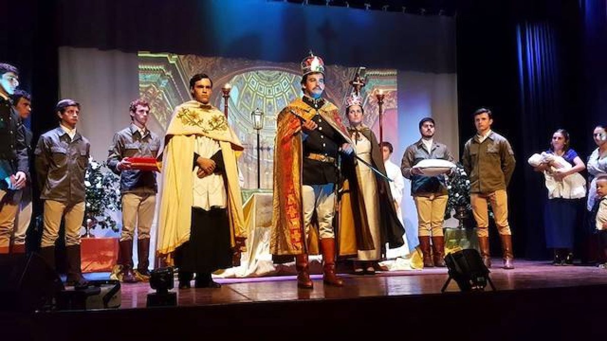 El momento de la coronación del emperador Carlos.