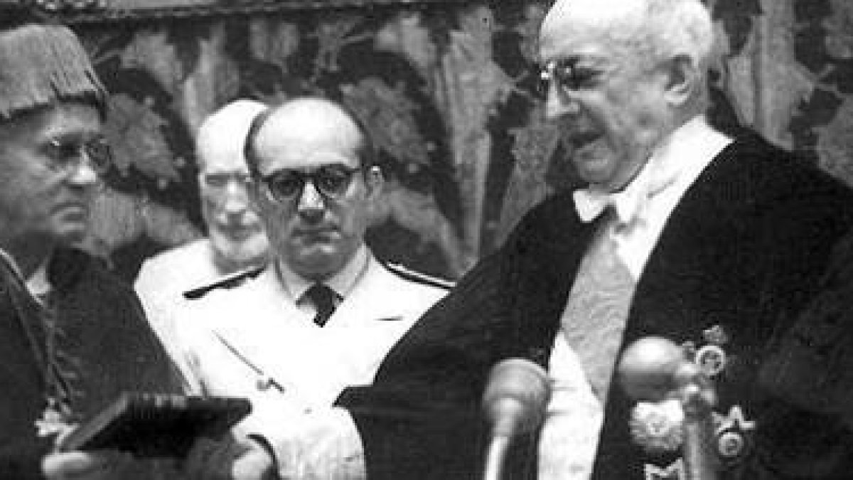 José Ibáñez Martín, primer presidente del CSIC, entregando un premio al Doctor Fleming en 1948