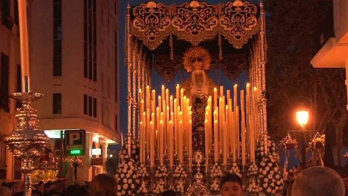 Imagen de la Virgen de la Amargura procesionando por Ceuta en Semana Santa