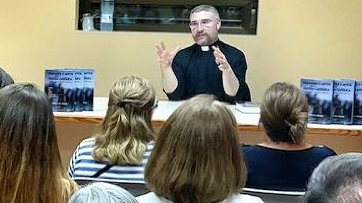 Gabriel Calvo Zarraute, sacerdote, teólogo e historiador, durante una presentación de «Verdades y mitos de la Iglesia católica».