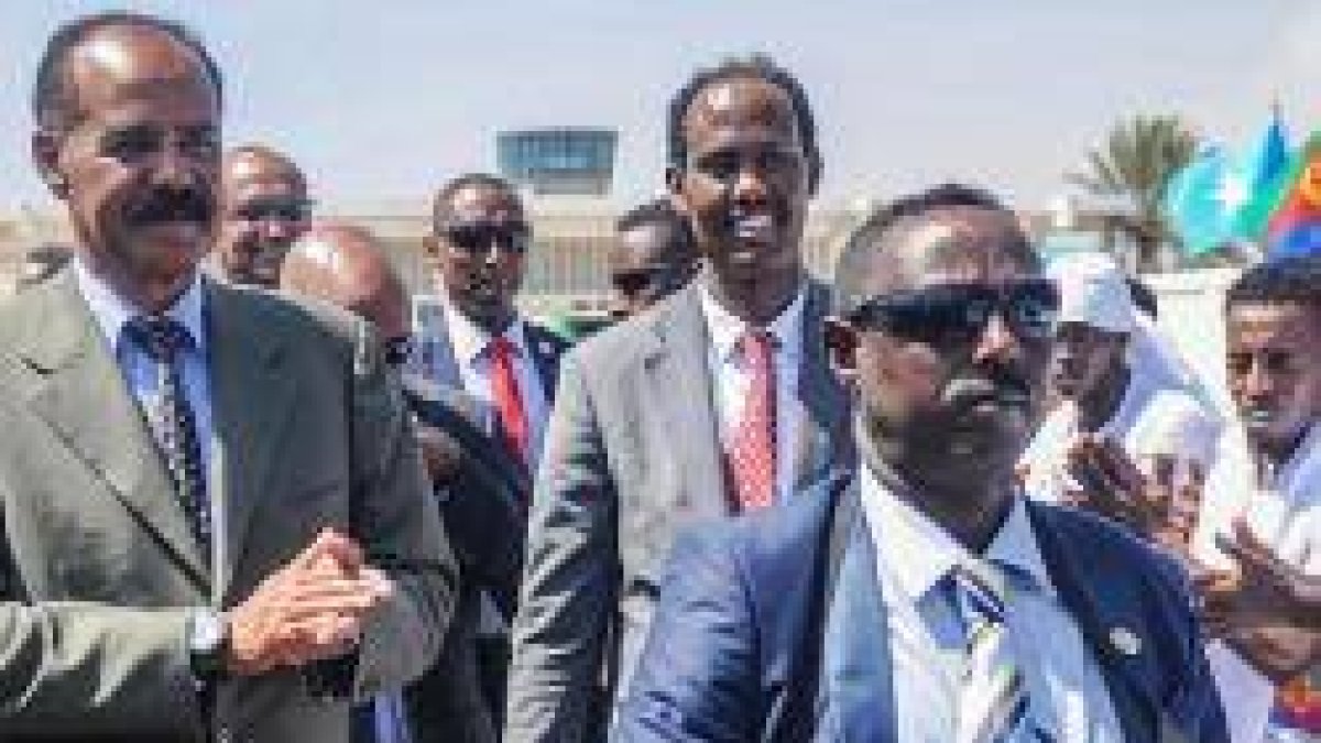 Isaías Afwerki -a la izquierda- es el líder de la dictadura eritrea, militarizada y antirreligiosa