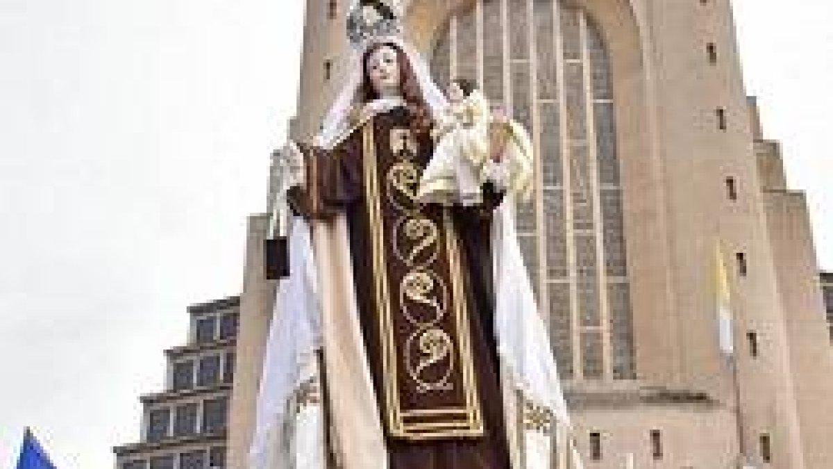 La Virgen del Carmen es la patrona de Chile... en esta foto, en su Santuario Nacional