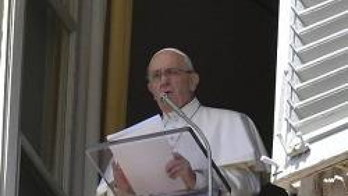 El Papa presidió el rezo del Ángelus desde el balcón que da a la Plaza de San Pedro / Vatican News