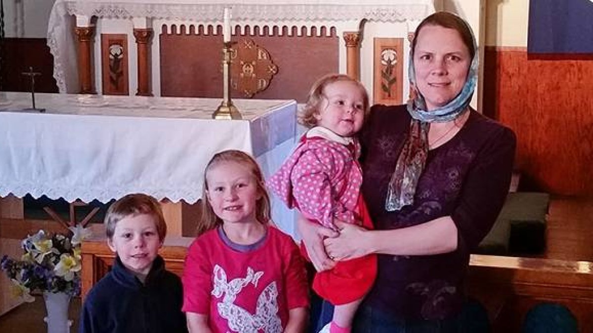 Amanda, en una iglesia, con algunos de sus hijos