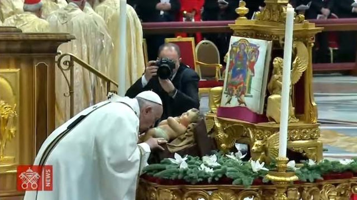 Antes de comenzar la misa de la Epifanía del Señor, el Papa adoró al Niño Jesús en el pesebre, como hicieron los Reyes Magos.