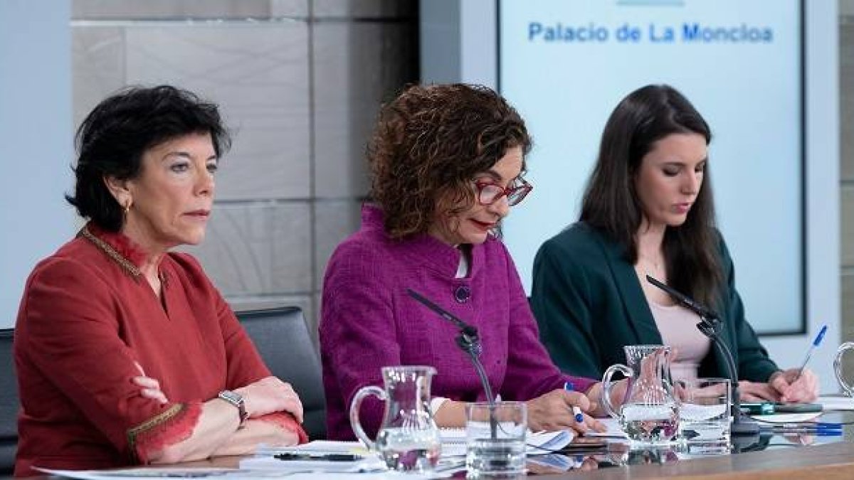 De izquierda a derecha las ministras Celaá, María Jesús Montero e Irene Montero, durante la rueda de prensa tras el Consejo de Ministros