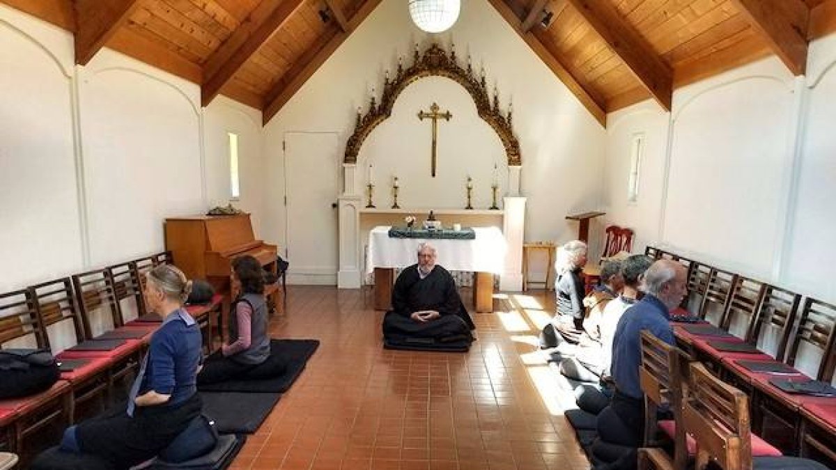 Numerosos centros cristianos amparan cursos y sesiones de espiritualidad zen, budismo, yoga, reiki, «mindfulness»... La imagen corresponde a una iglesia episcopaliana en California.