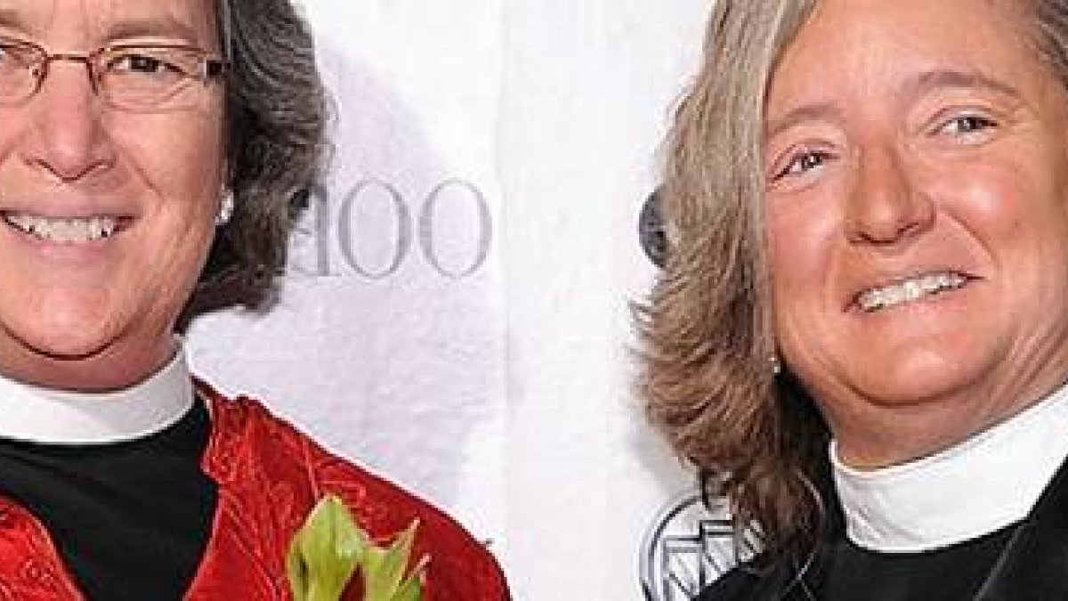 La reverenda abortista y lesbiana Katherine Ragsdale en 2011 -a la derecha- con su cónyuge según la religión episcopaliana, otra sacerdotisa
