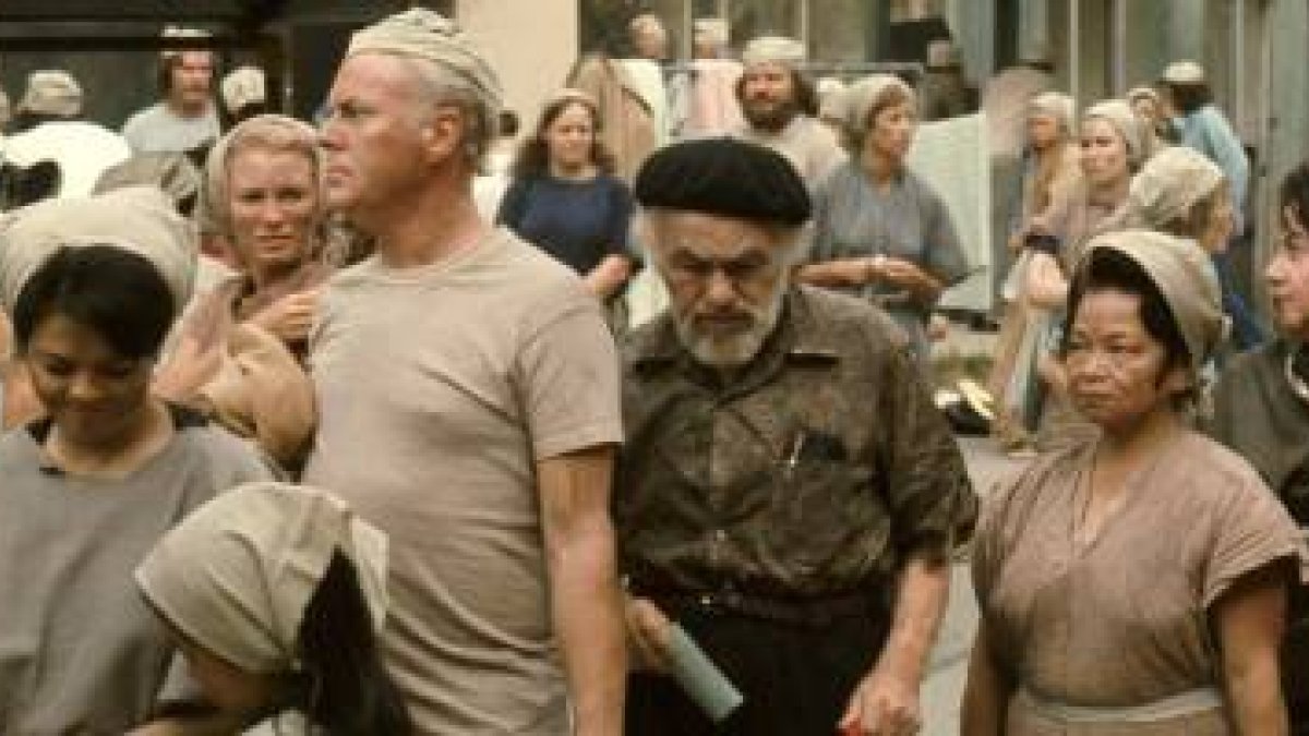 Nueva York en 2022 según la película de 1973 Soylent Green, con colas famélicas por conseguir unas galletas... como en la URSS diez años después del filme