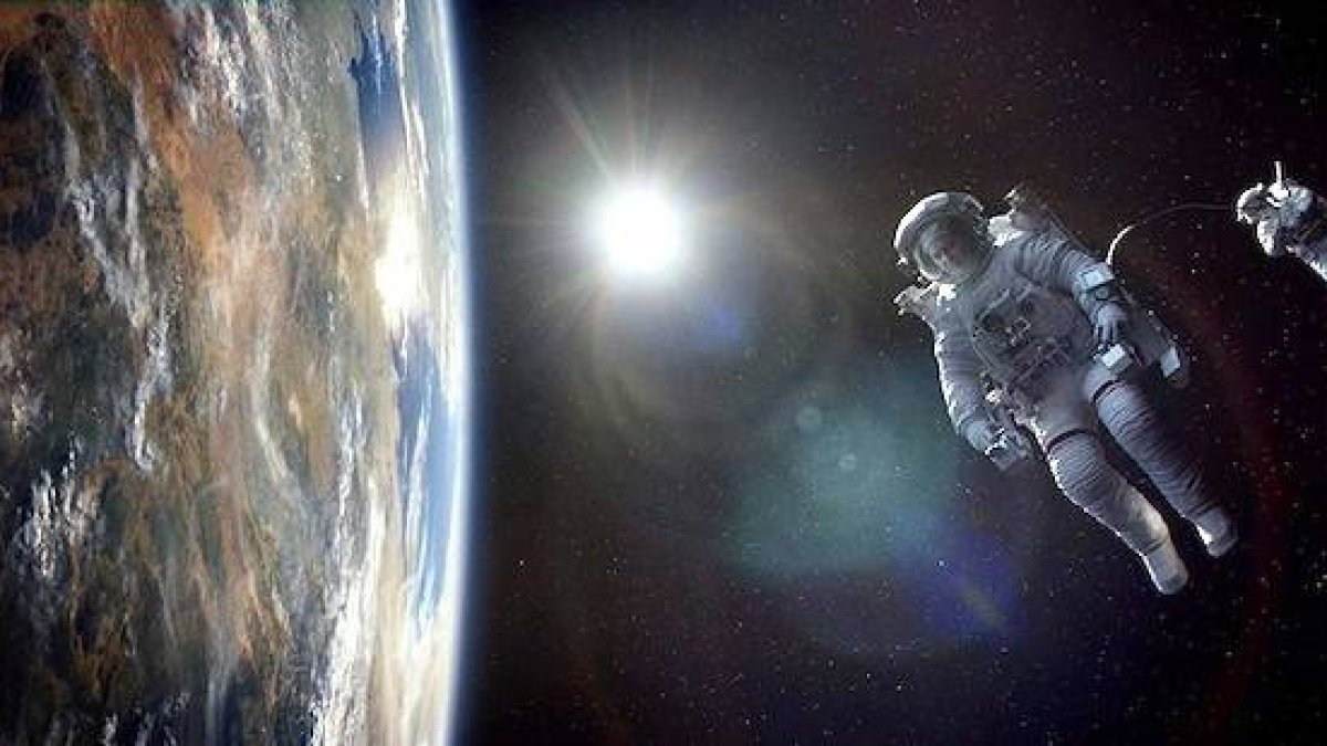 El hombre enfrentado a la inmensidad del universo: una escena de «Gravity» (2013), de Alfonso Cuarón, con George Clooney y Sandra Bullock.