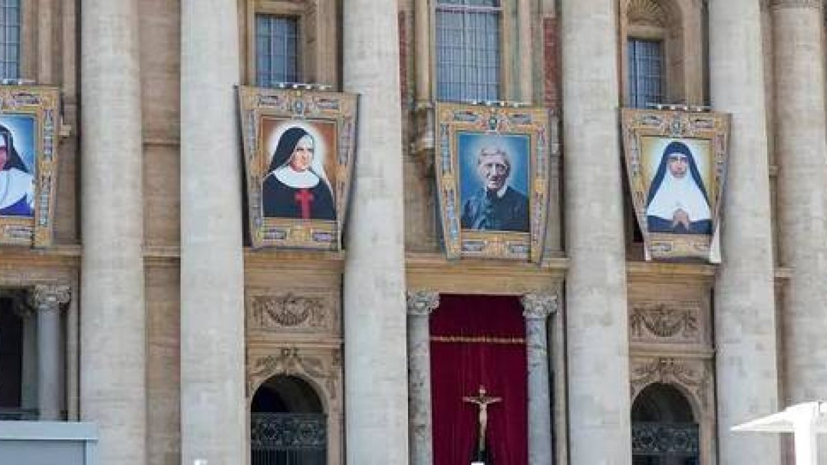 Las imágenes de los cinco nuevos santos que canonizará este domingo el Papa. En el medio, el retrato del cardenal Newman