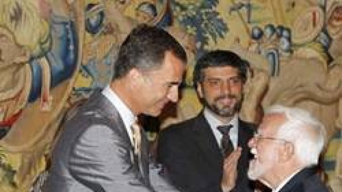 Bartomeu Melià recibe del entonces Príncipe Felipe - hoy rey Felipe VI- el Premio Bartolomé Las Casas de 2010... ahora se encontrará con el Rey de Reyes