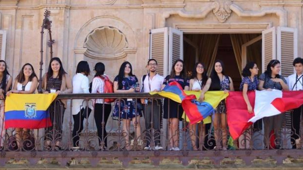 Jóvenes delegados de distintos países del Parlamento Universal de la Juventud en el Ayuntamiento de Salamanca