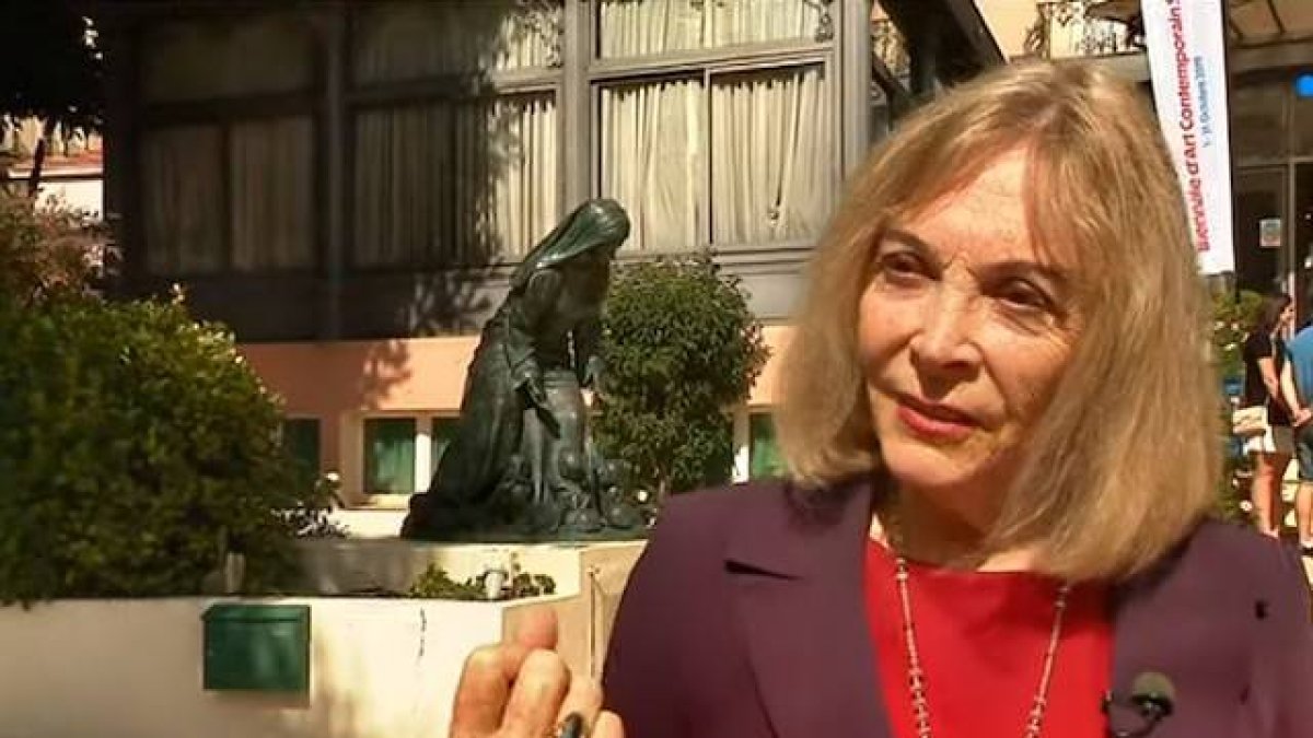 Daphne du Barry explica ante su obra su sentido como expresión del amor de la Virgen por todos sus hijos, también los que no llegan a nacer.