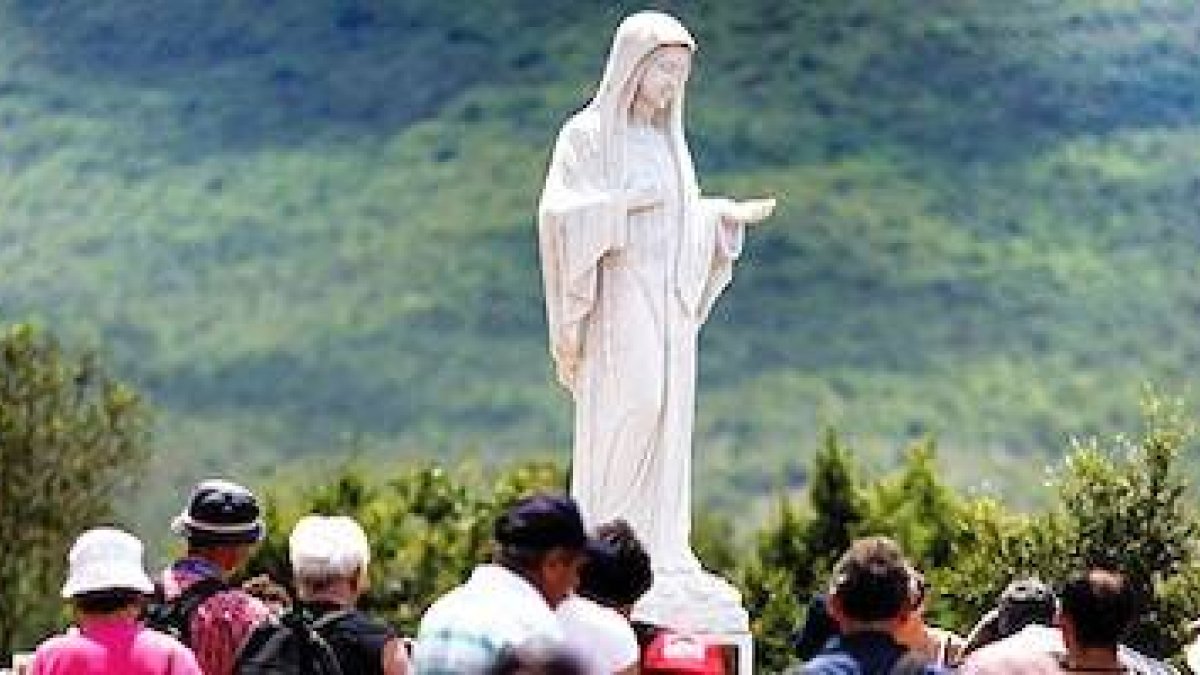 Peregrinos en la colina de Medjugorje.
