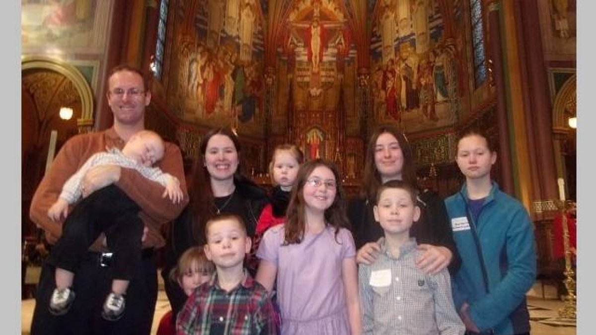 La familia Hausam con sus 8 hijos poco antes de hacerse católicos en la cuaresma de 2016