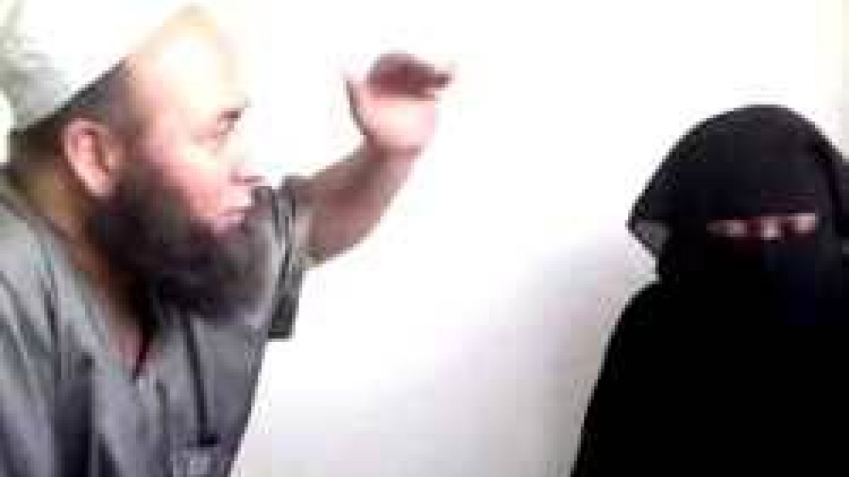 Un raqi practica un exorcismo en un vídeo de la web RoqyaOnLine - es una práctica remunerada, y el afán de lucro puede llevar al crimen