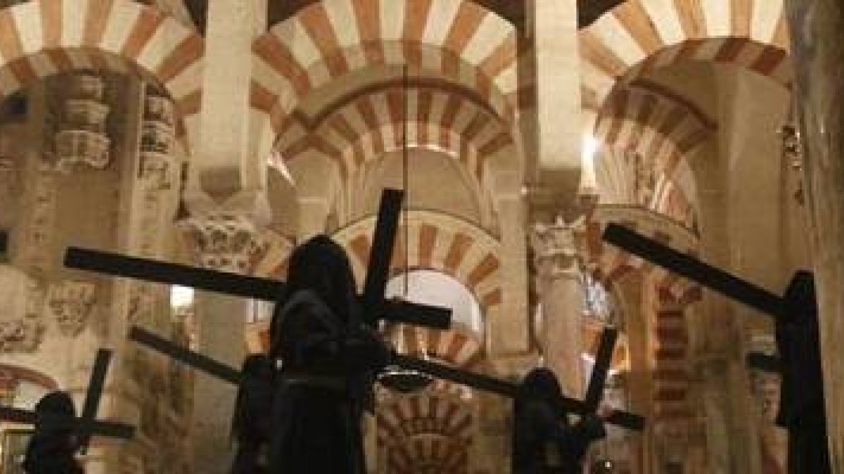 Semana Santa en la catedral de Córdoba, antigua mezquita... laicistas ponen en duda la propiedad inmemorial de muchos bienes eclesiales