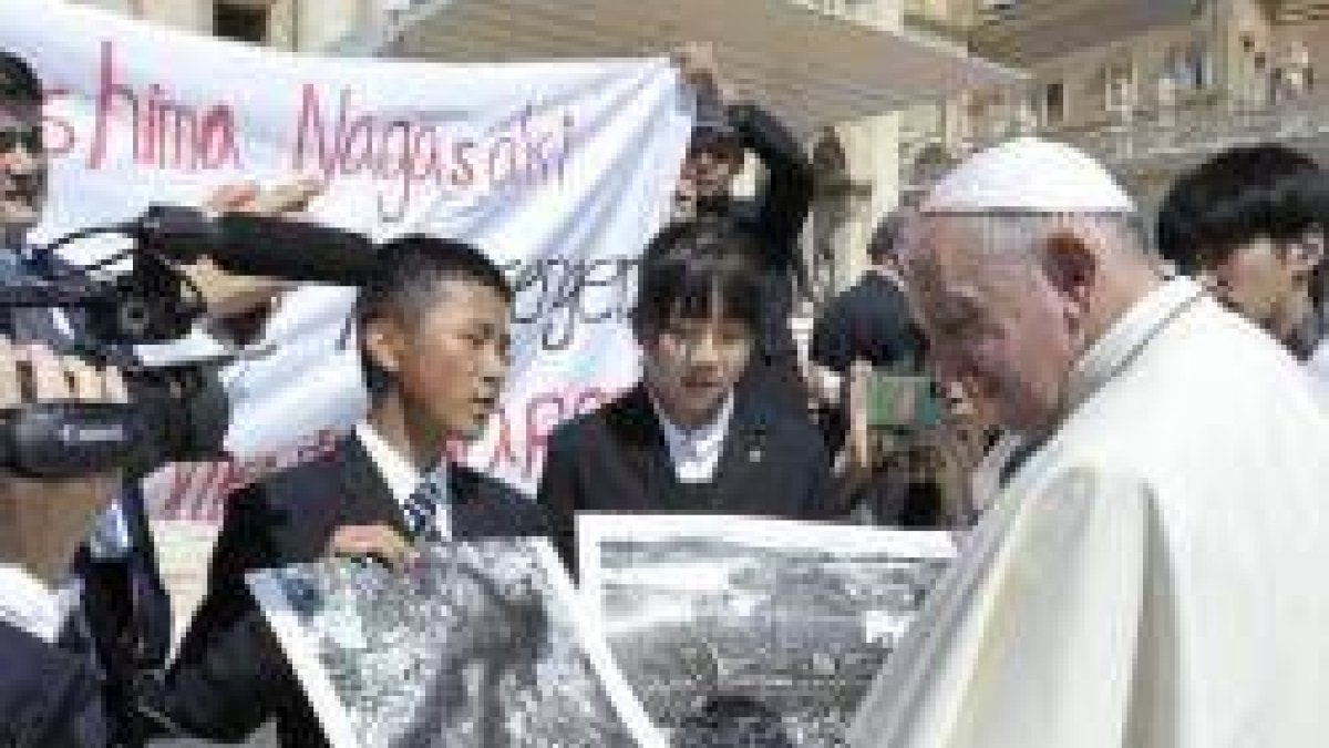 El Papa con unos peregrinos japoneses en Roma que recuerdan la tragedia de Hiroshima y Nagasaki