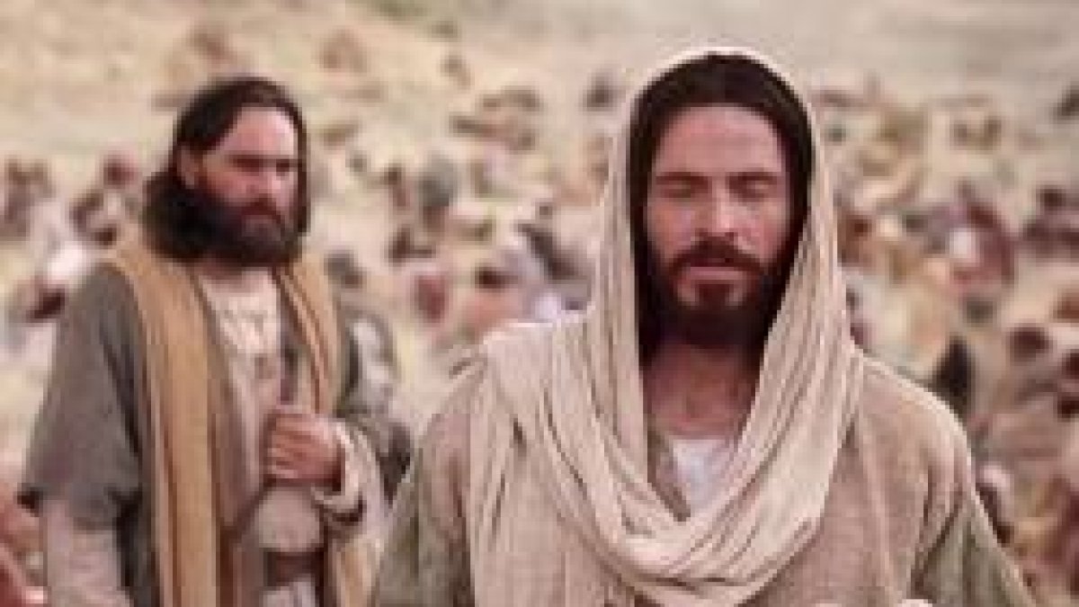 Les enseñaba con calma