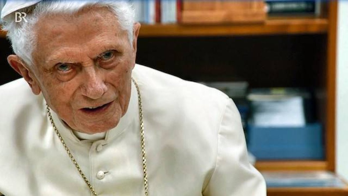 Benedicto XVI tiene 92 años y una acusada debilidad física, que no se corresponde con su lucidez intelectual, con diversas intervenciones públicas en los últimos meses.