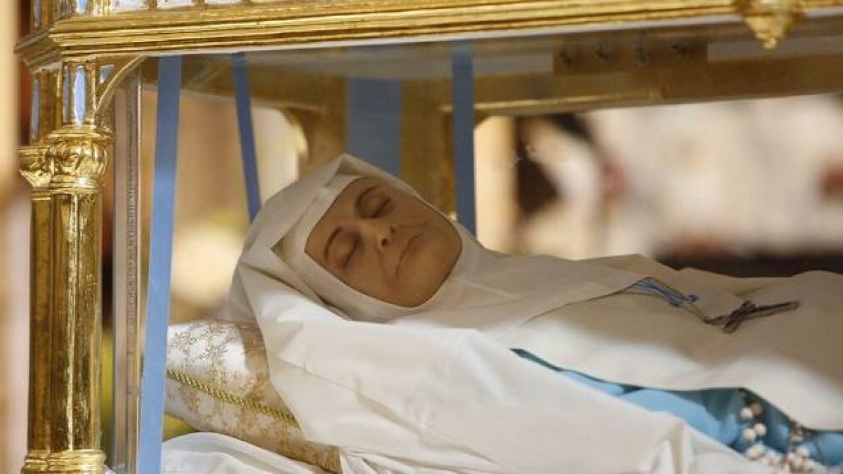 El cuerpo incorrupto de la nueva beata estuvo presente en la ceremonia religiosa / Álex Cámara- Granada Hoy