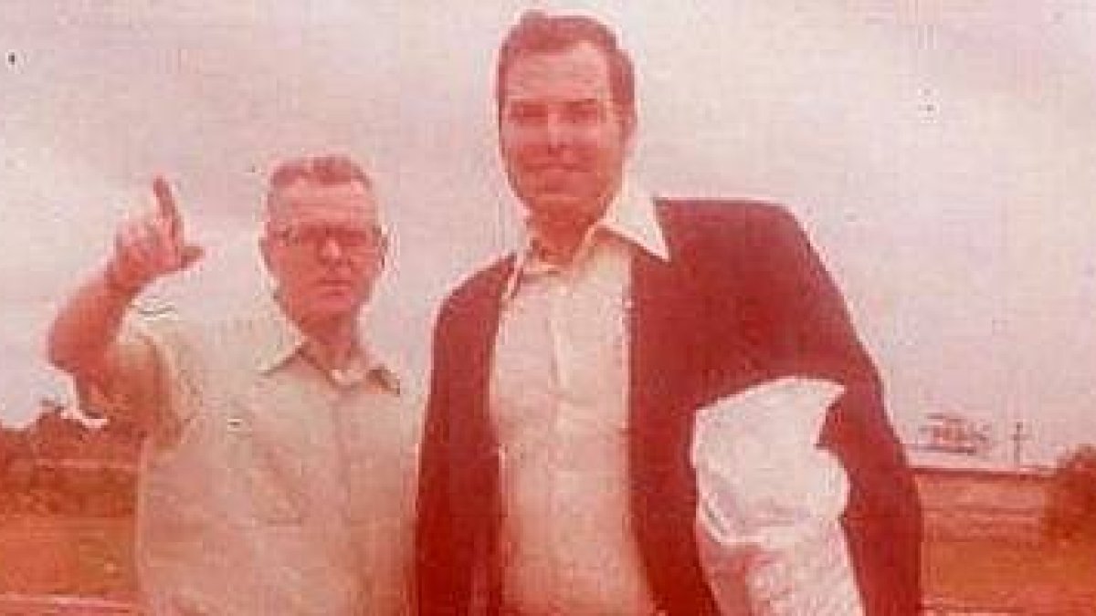 James Miller, con chaqueta, vestido de civil... era hermano de La Salle, y ahora beato por la vía del martirio