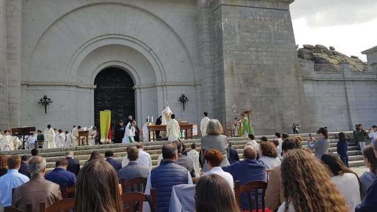 Misa celebrada en la explanada de la hospedería ante el cierre del templo obligado por el Gobierno