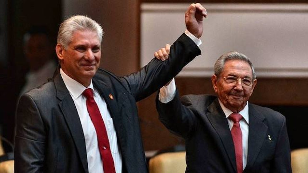 Las dos caras del poder comunista en Cuba: Raúl Castro eleva el brazo de Miguel Diaz-Canel.