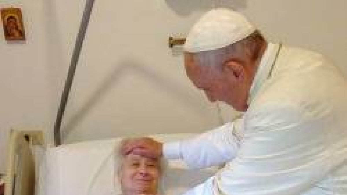 El Papa visitó por sorpresa a Sor María Mucci, quien trabajó en la residencia Santa Marta con varios Pontífices, desde muy joven