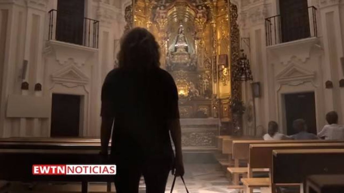 Una escena de «Corazón ardiente», cuya trama de ficción interpretan Karyme Lozano y María Vallejo-Nágera.