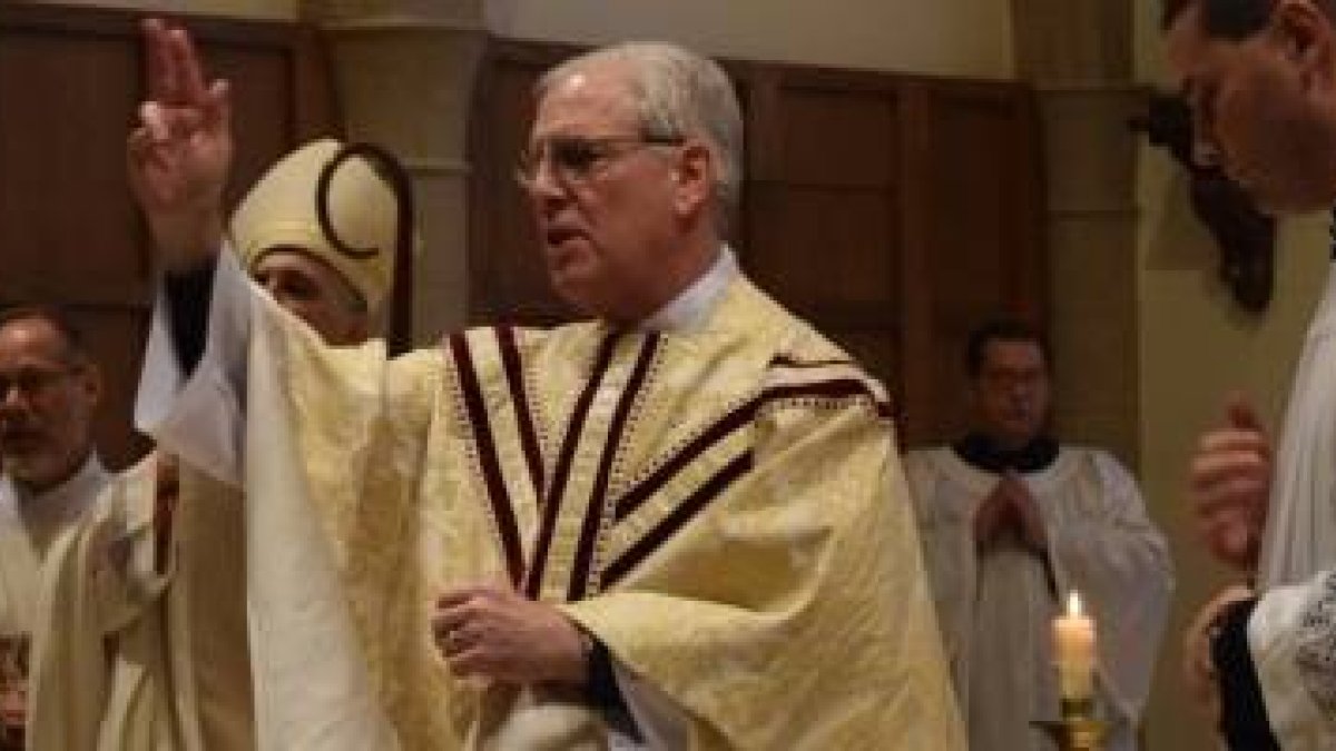 Peter H. Davids bendice al finalizar su ordenación como sacerdote católico en Houston