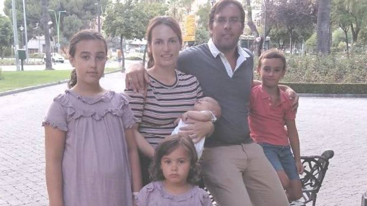 José Manuel e Inmaculada, con sus cuatro hijos, el más pequeño nacido gracias a la naprotecnología