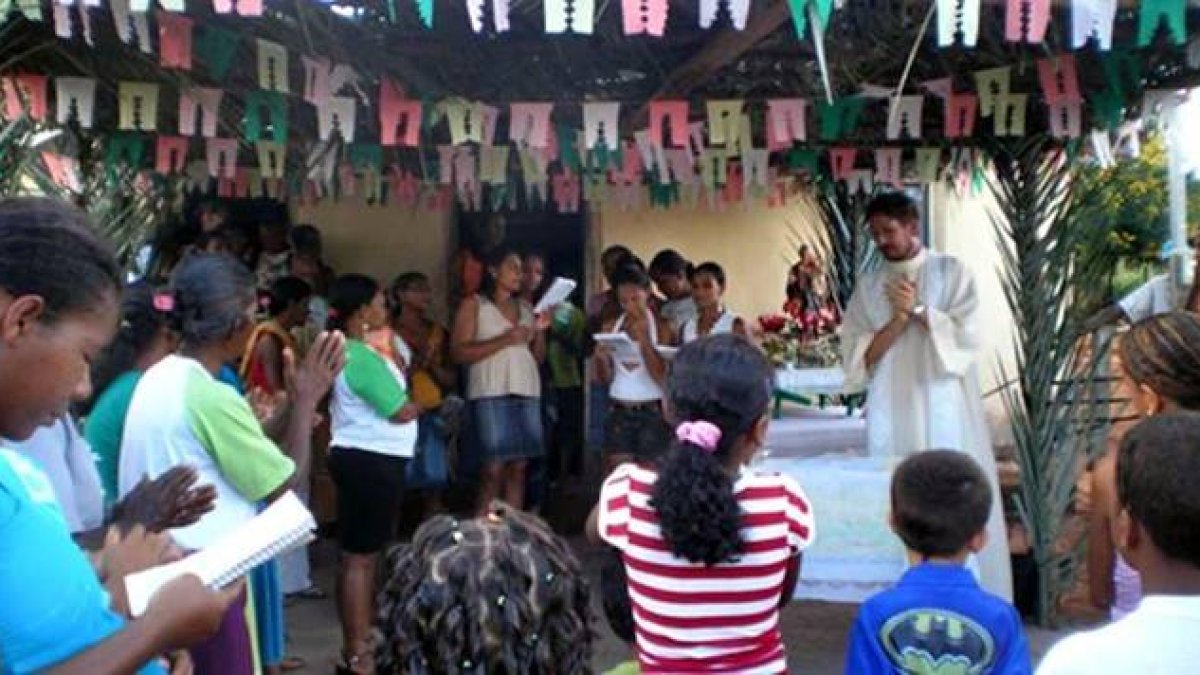 La vitalidad de las comunidades y su dinamismo evangelizador es un desafío mucho más relevante que la ordenación de hombres casados, sostiene el padre Lasarte.