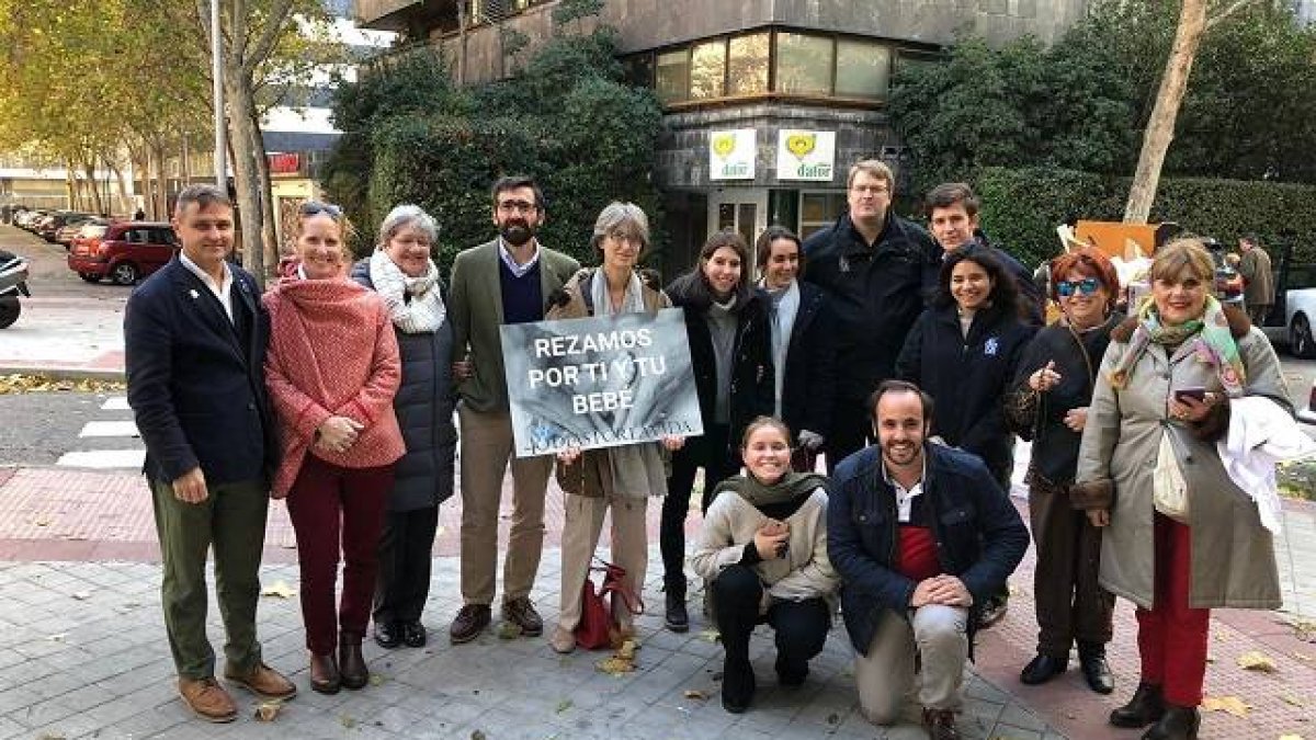 Miembros de la campaña de 40 Días por la Vida, frente al abortorio Dator, el más importante de Madrid