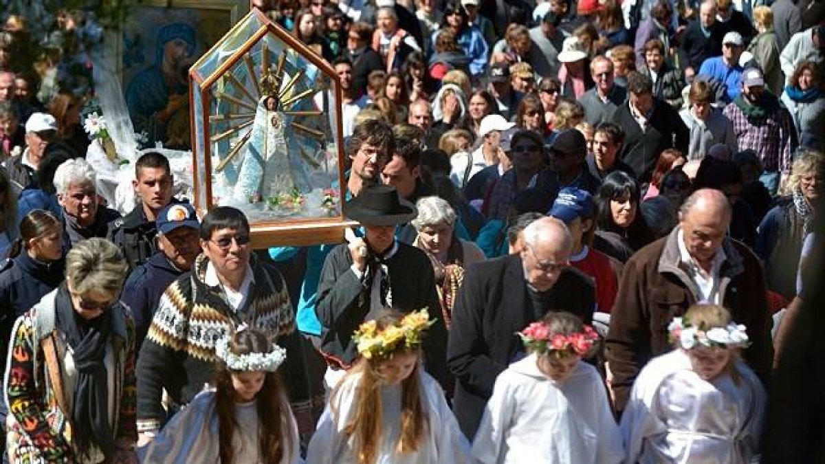 La peregrinación a la Virgen de Luján es tradicional y por eso está viva y evoluciona, extendiéndose mucho más allá del lugar de los hechos milagrosos que le dieron origen.