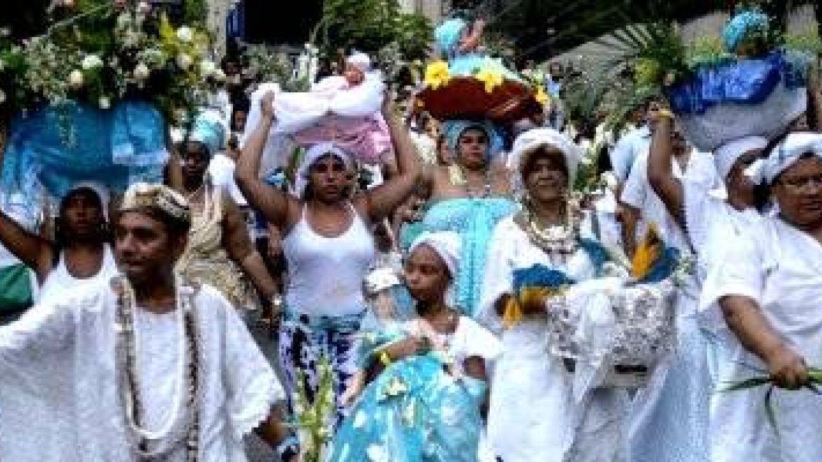 Procesión umbanda en honor a la diosa vudú del mar, Yemanyá; en los cultos umbanda se invocan espíritus, considerándolos dioses o difuntos