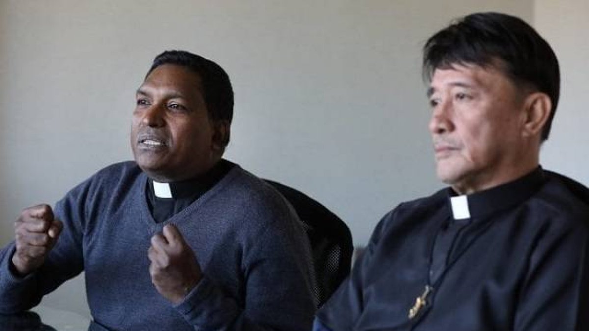 El padre Fernando (izquierda), sacerdote en Sri Lanka, vio en directo el brutal atentado en Pascua; el padre Saniel fue víctima de un asesinato frustrado en Filipinas / Crux