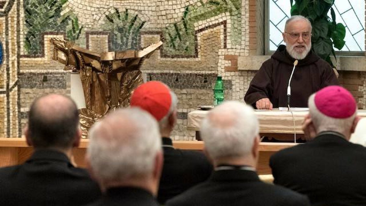 El padre Cantalamessa, durante la predicación de Cuaresma de 2018. El fraile capuchino es predicador de la Casa Pontificia desde 1980.