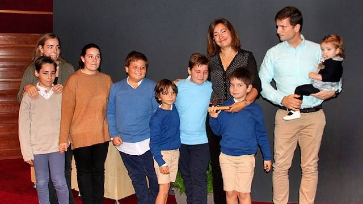 Los Nebot Bayano y los Prats Nebot, convertidos en una única familia. La imagen corresponde al día en el que recibieron el Premio Hirukide.
