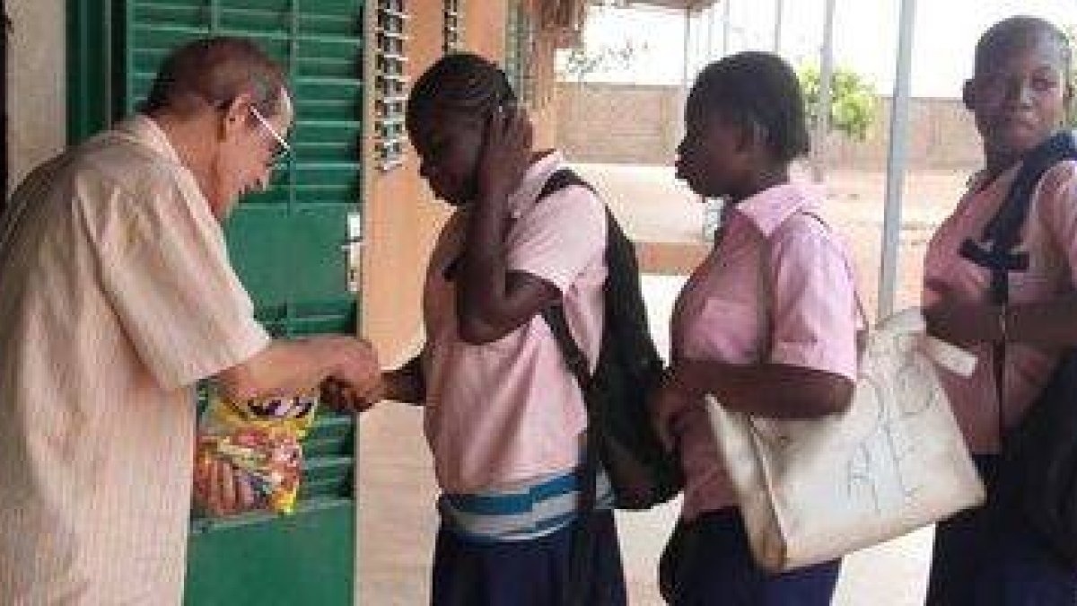 Antonio César Fernández, misionero español asesinado en Burkina Faso en febrero de 2019; en la foto, en el centro de promoción femenina que fundó