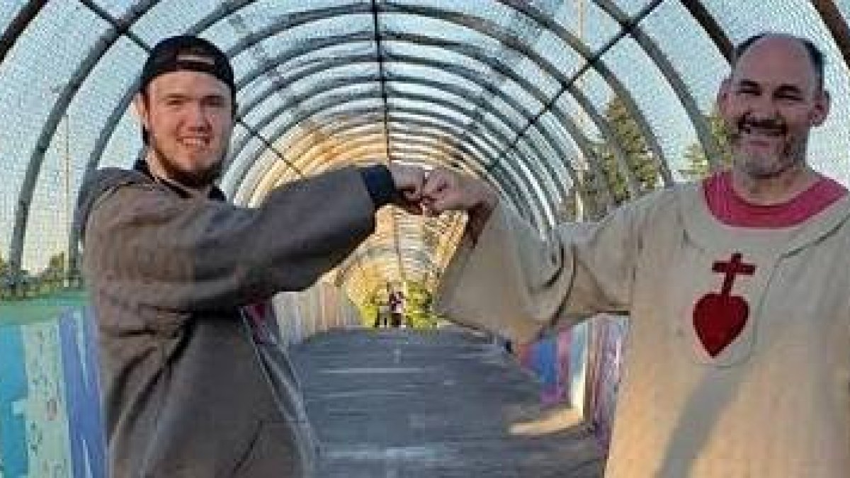 Scott Woltze, con el símbolo del Sagrado Corazón, es desde 2014 un evangelizador callejero en Portland... pero durante años estuvo muy lejos de Dios