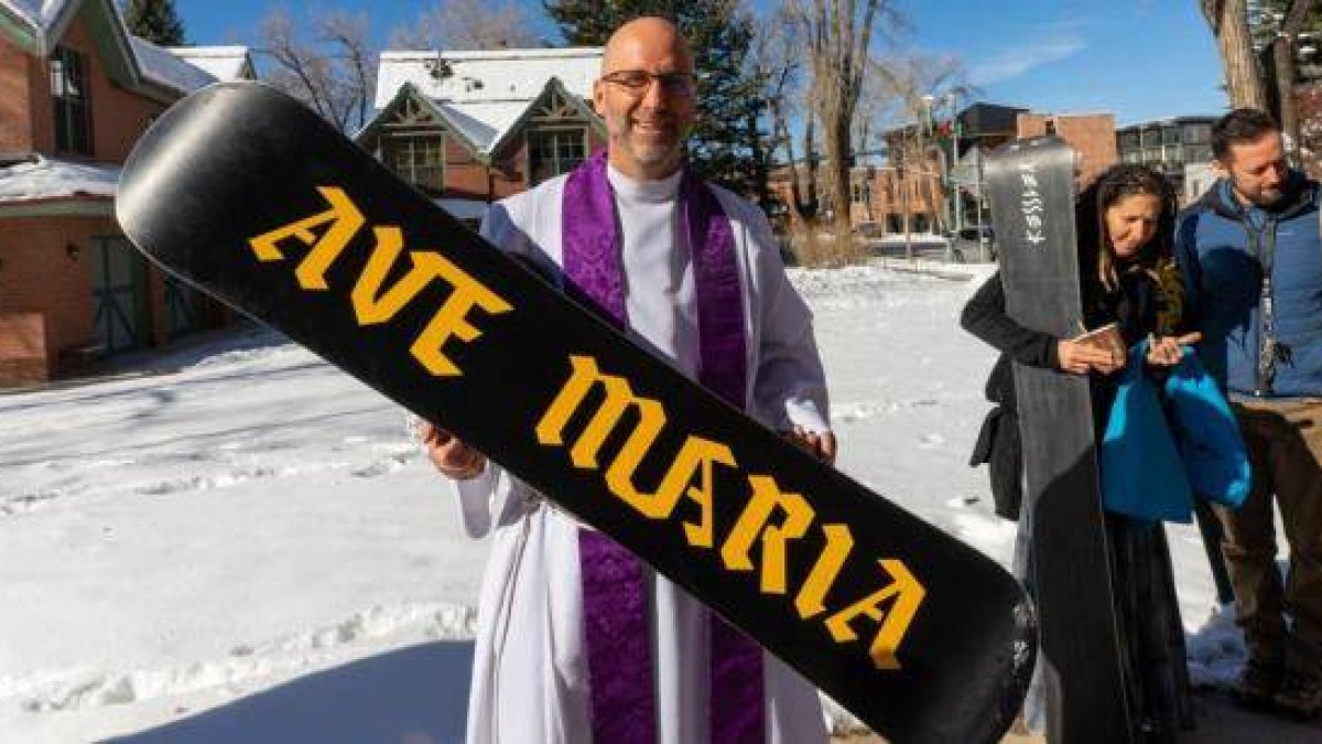 Darrick Leier, nuevo párroco en Aspen, un paraíso para los deportes de invierno, con un snowboard muy mariano