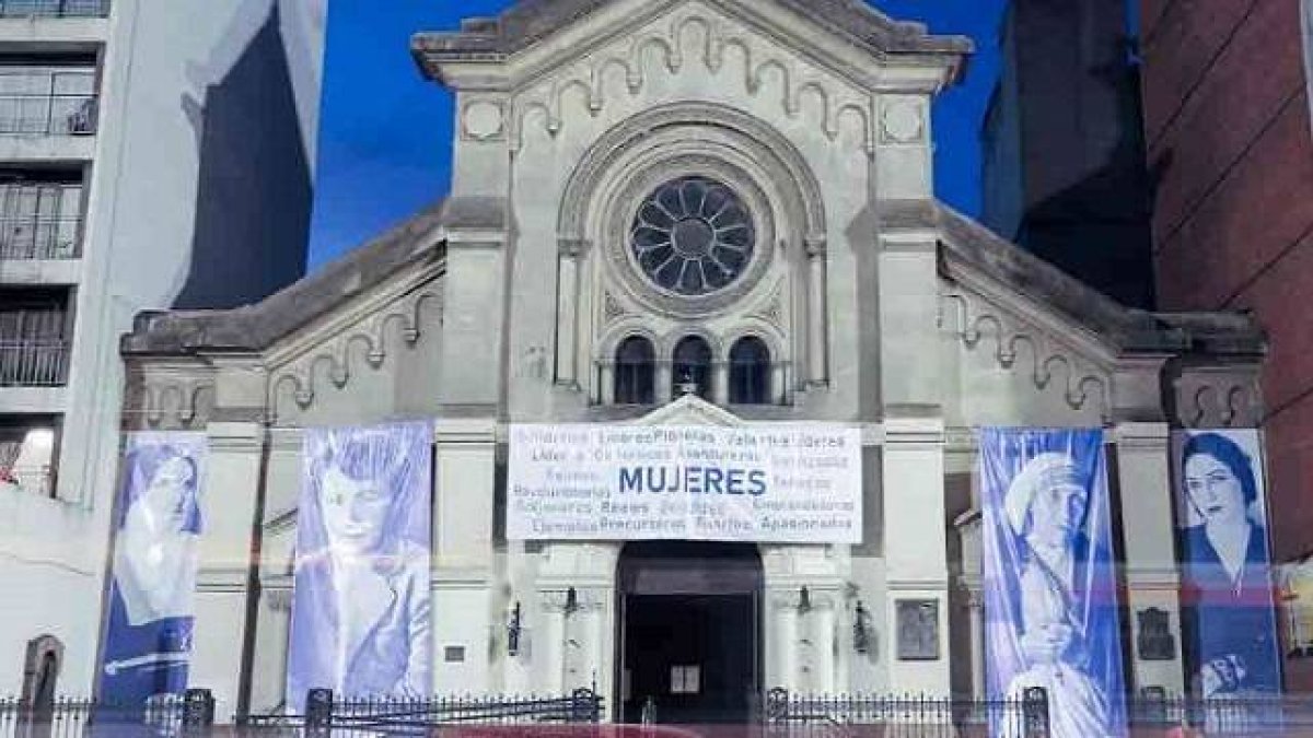 La Iglesia en Montevideo, con grandes lienzos, propone cuatro mujeres católicas ejemplares en el Día Internacional de la Mujer