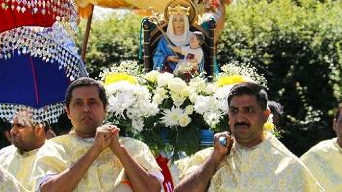 Católicos de origen indio y rito siro-malabar con la muy inglesa Virgen de Walsingham, en su santuario de Inglaterra