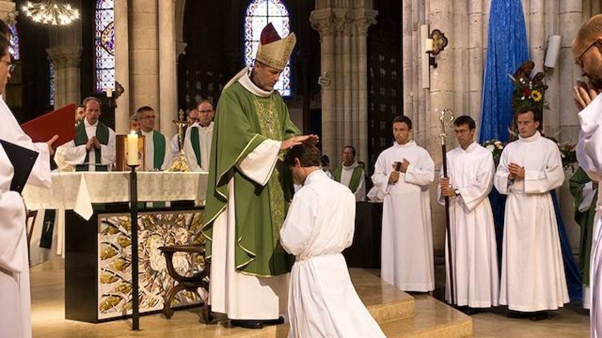 La consagración completa a Dios y a los hermanos en el celibato es el signo evidente de la misión sobrenatural del sacerdote. Es justo lo que se quiere derruir, «humanizándola».