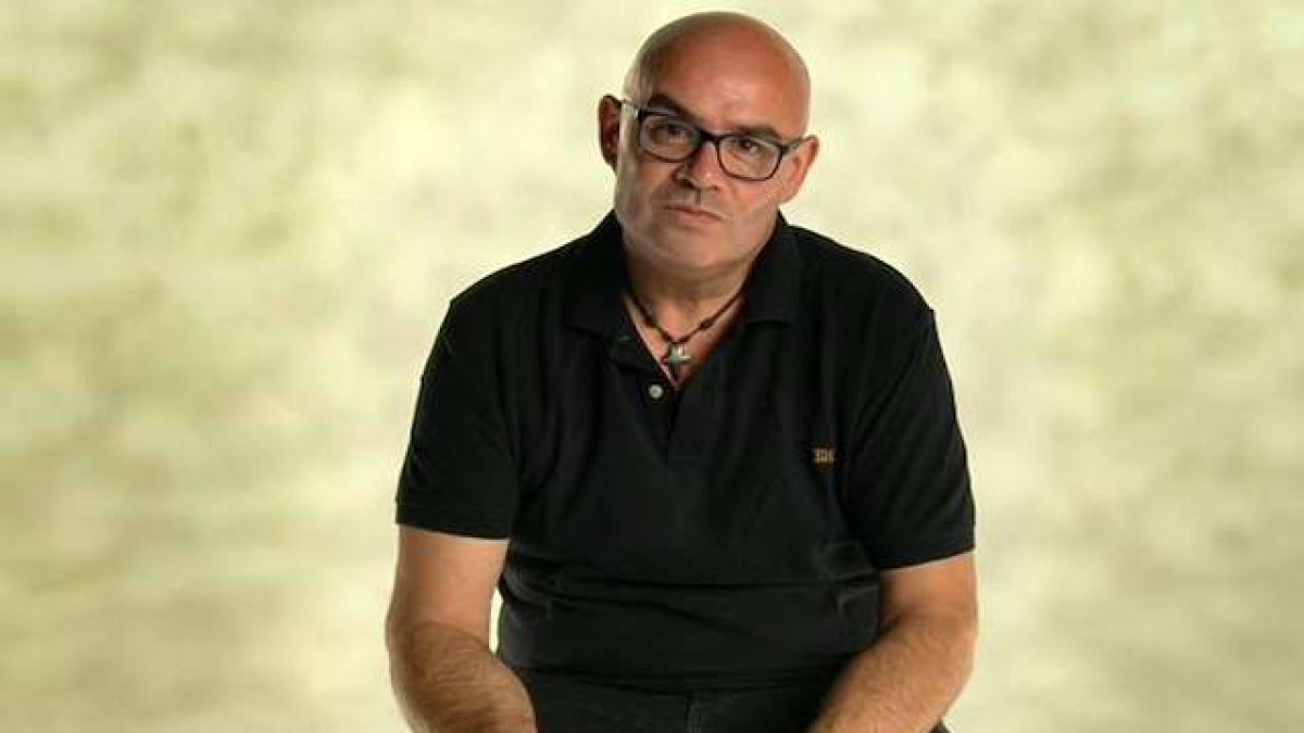 Vicente Esplugues es uno de los curas que reza el responso diario ante los féretros del Palacio de Hielo