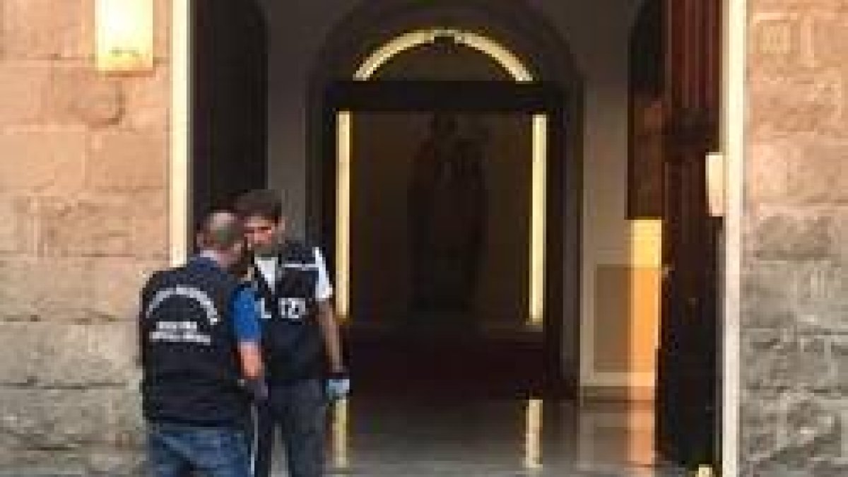 Policía en la entrada del palacio episcopal de Avellino, en Italia, tras la explosión del artefacto