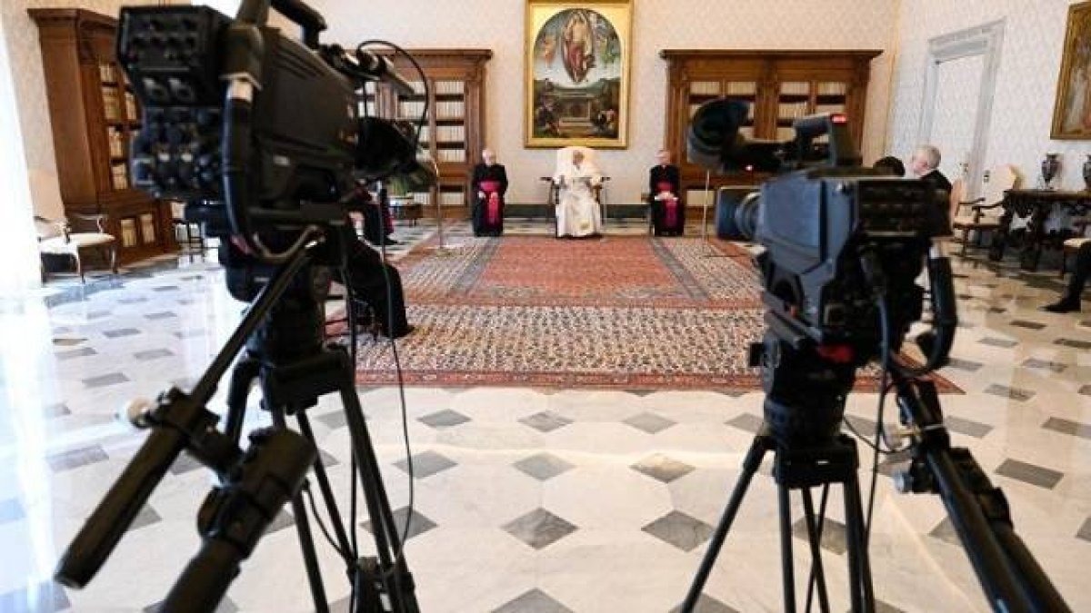 El Papa Francisco presidió la Audiencia desde la Biblioteca Apostólica